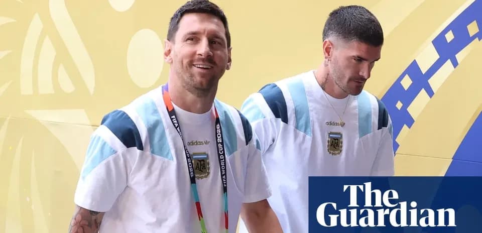 Два футболиста в форме Аргентины на фоне стены