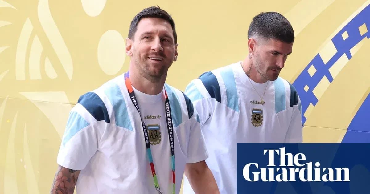Два футболиста в форме Аргентины на фоне стены