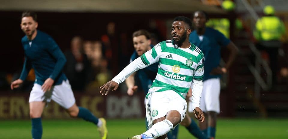 Игрок Celtic выполняет передачу на поле во время матча