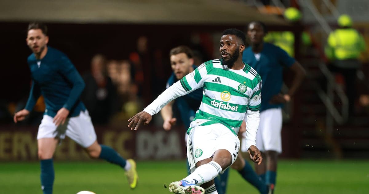 Игрок Celtic выполняет передачу на поле во время матча