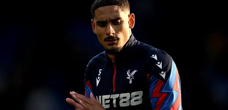 Игрок Crystal Palace на поле перед матчем