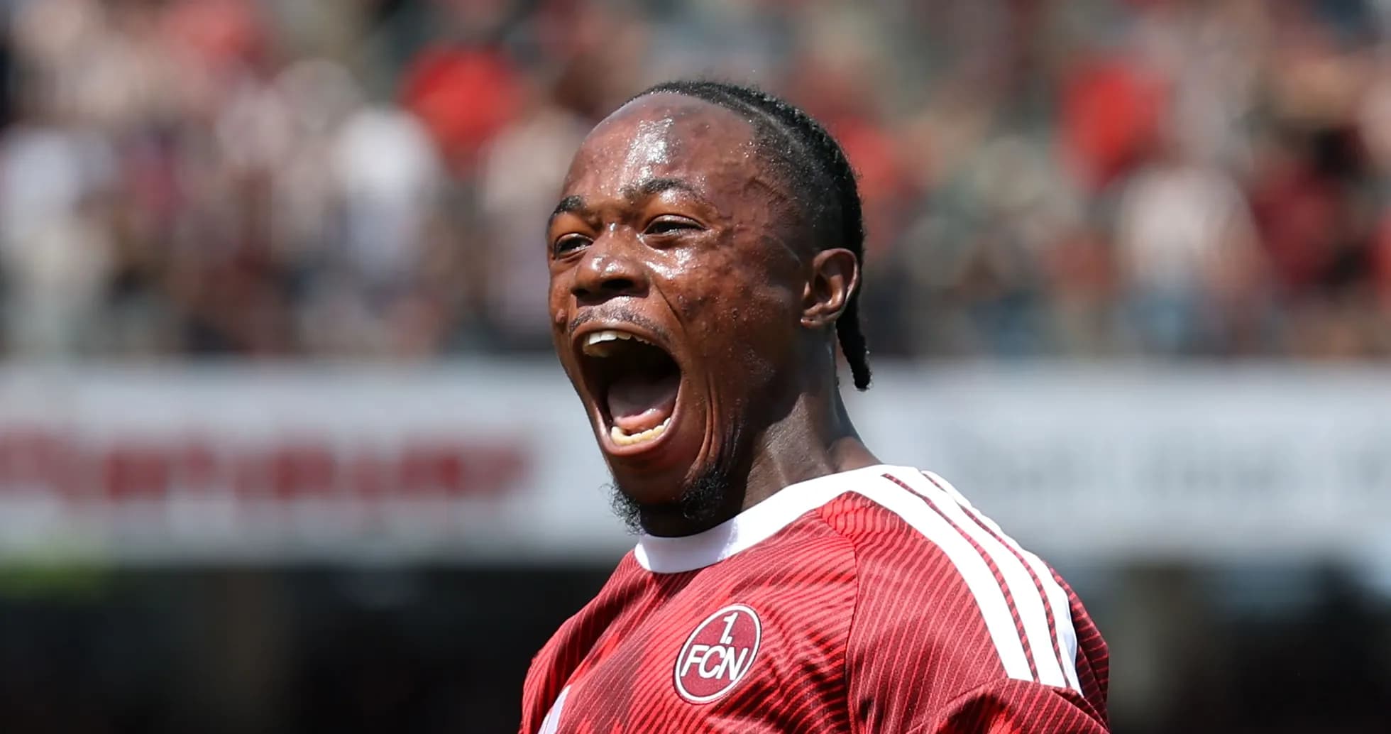 Игрок команды 1. FC Nürnberg празднует гол