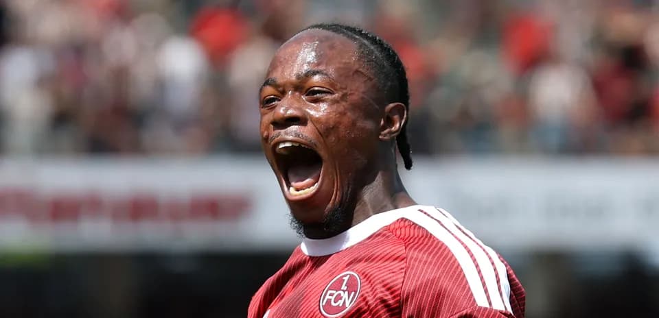 Игрок команды 1. FC Nürnberg празднует гол