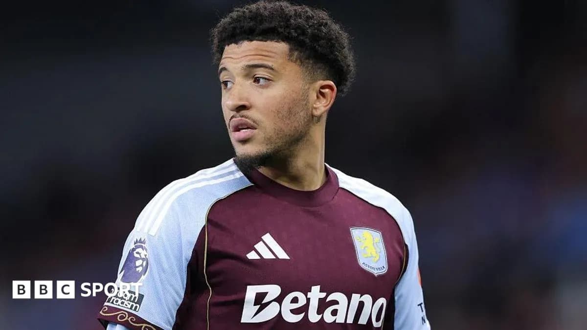 Игрок Aston Villa на поле во время матча