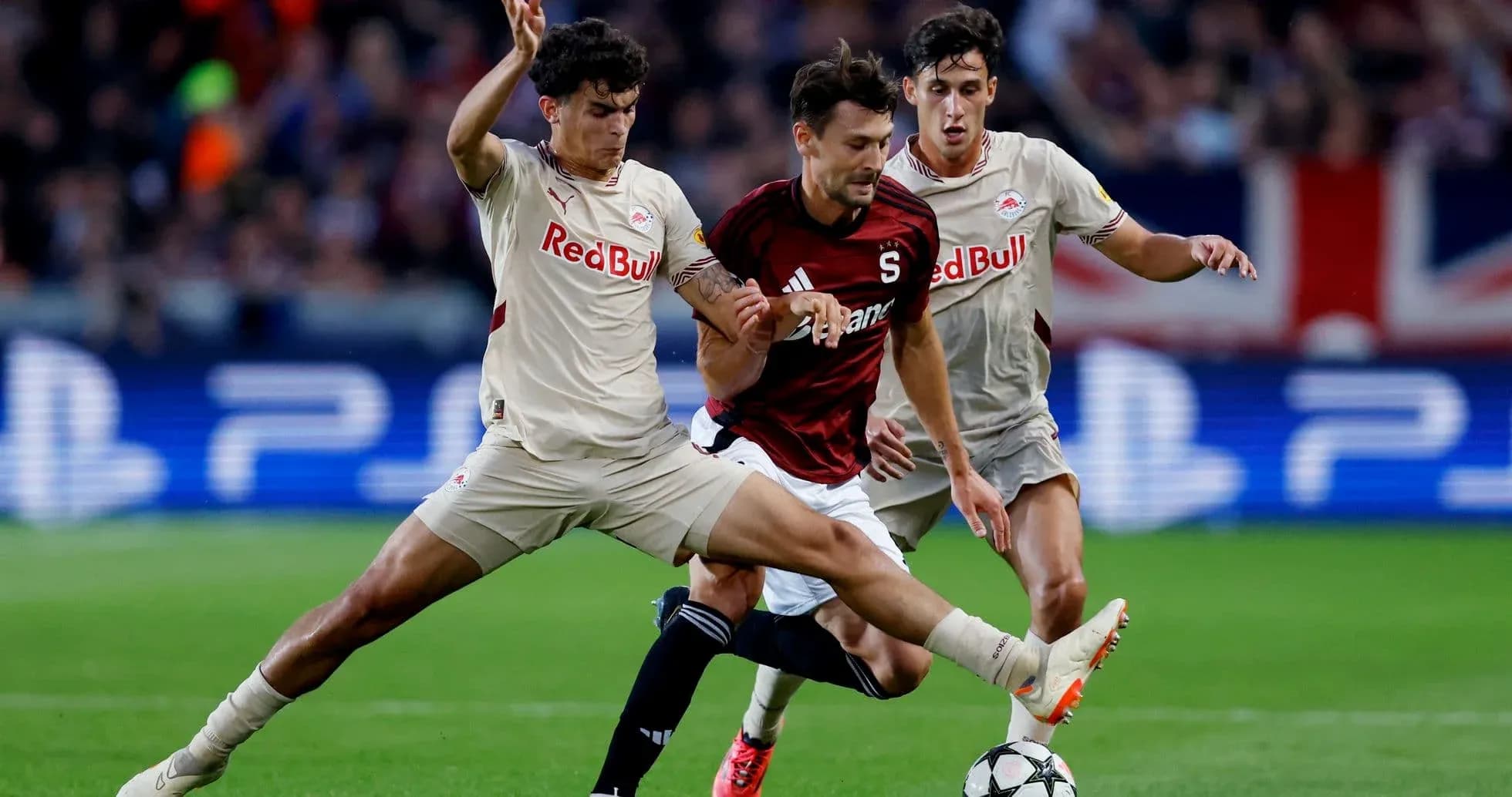 Игроки Red Bull Salzburg борются за мяч