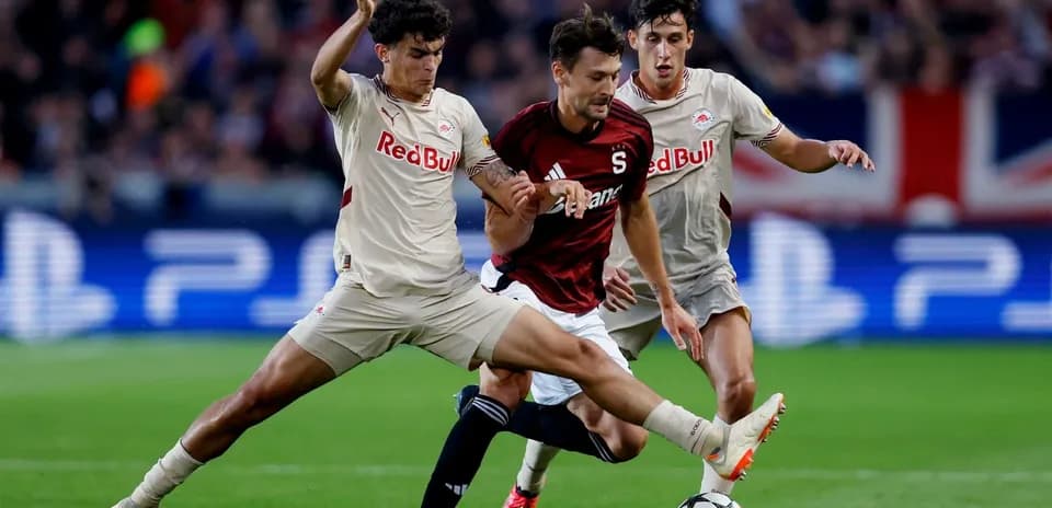 Игроки Red Bull Salzburg борются за мяч