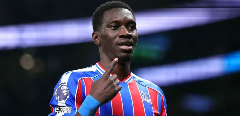 Игрок Crystal Palace показывает жест во время матча