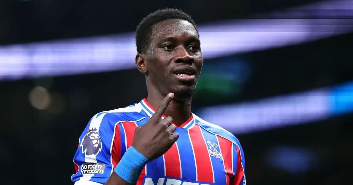 Игрок Crystal Palace показывает жест во время матча