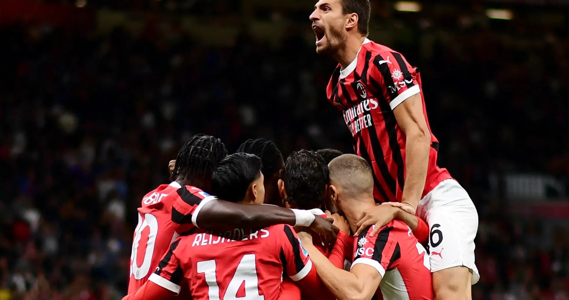 Игроки AC Milan празднуют гол в матче