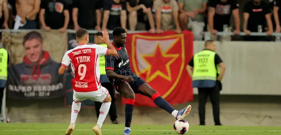 Игроки FK Crvena Zvezda и Hapoel Beer Sheva на поле