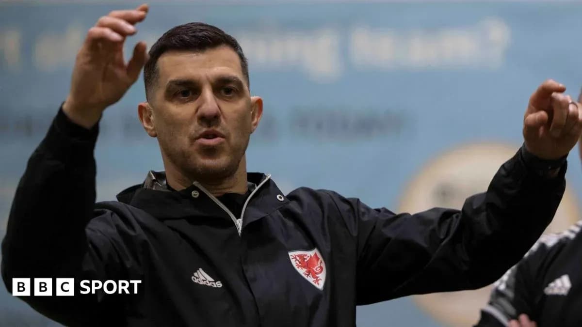 Тренер объясняет тактику на тренировочной сессии