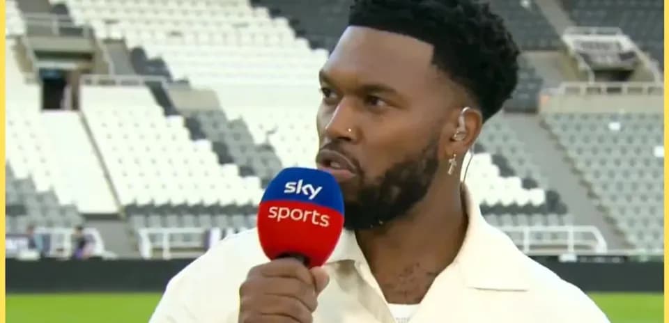 Спикер интервьюирует на стадионе Sky Sports