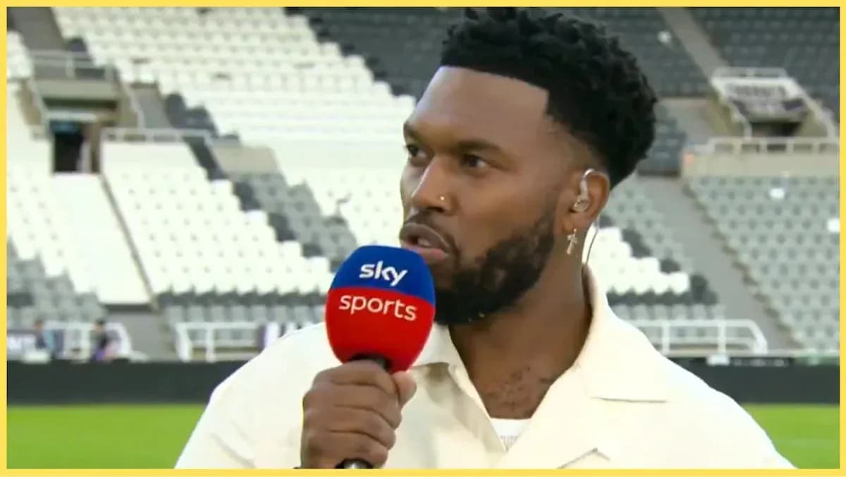 Спикер интервьюирует на стадионе Sky Sports