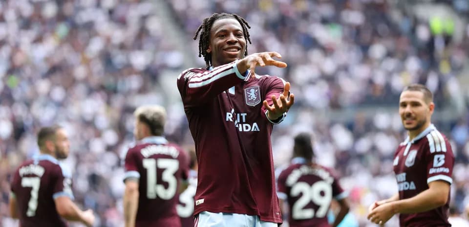Игрок Aston Villa приветствует болельщиков на стадионе