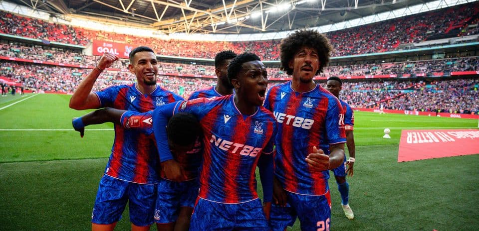 Игроки Crystal Palace празднуют гол на стадионе