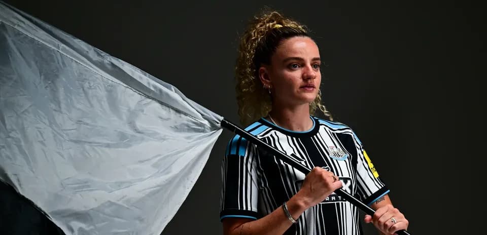 Игрок с флагом в форме Newcastle United