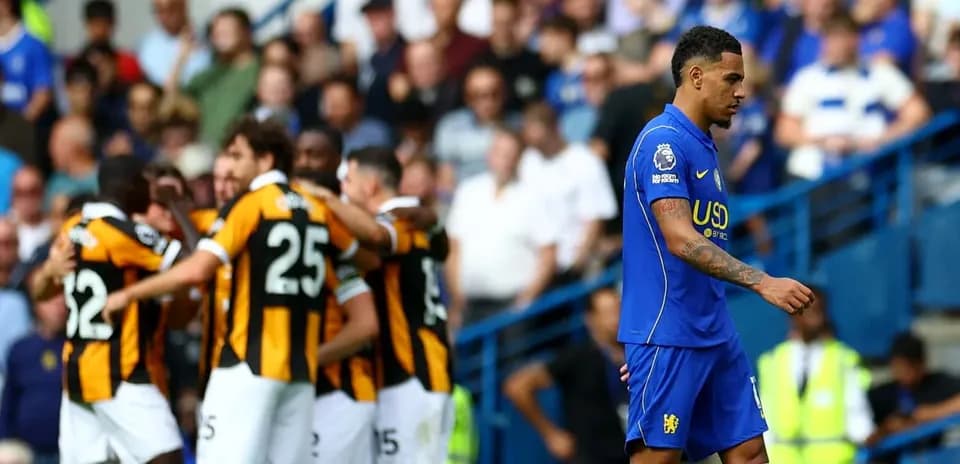 Игрок Chelsea уходит с поля после пропущенного гола