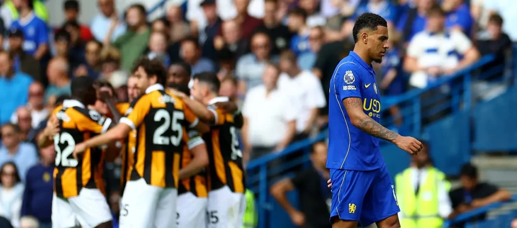 Игрок Chelsea уходит с поля после пропущенного гола