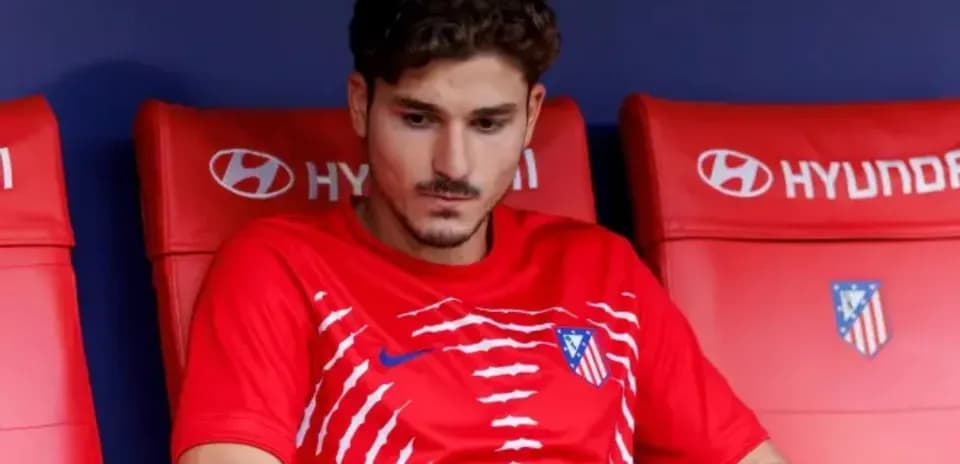Игрок Атлетико Мадрид на скамейке запасных