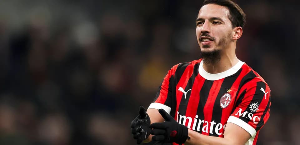 Игрок AC Milan в черно-красной форме на поле