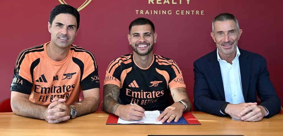 Игрок подписывает контракт с Arsenal в тренировочном центре