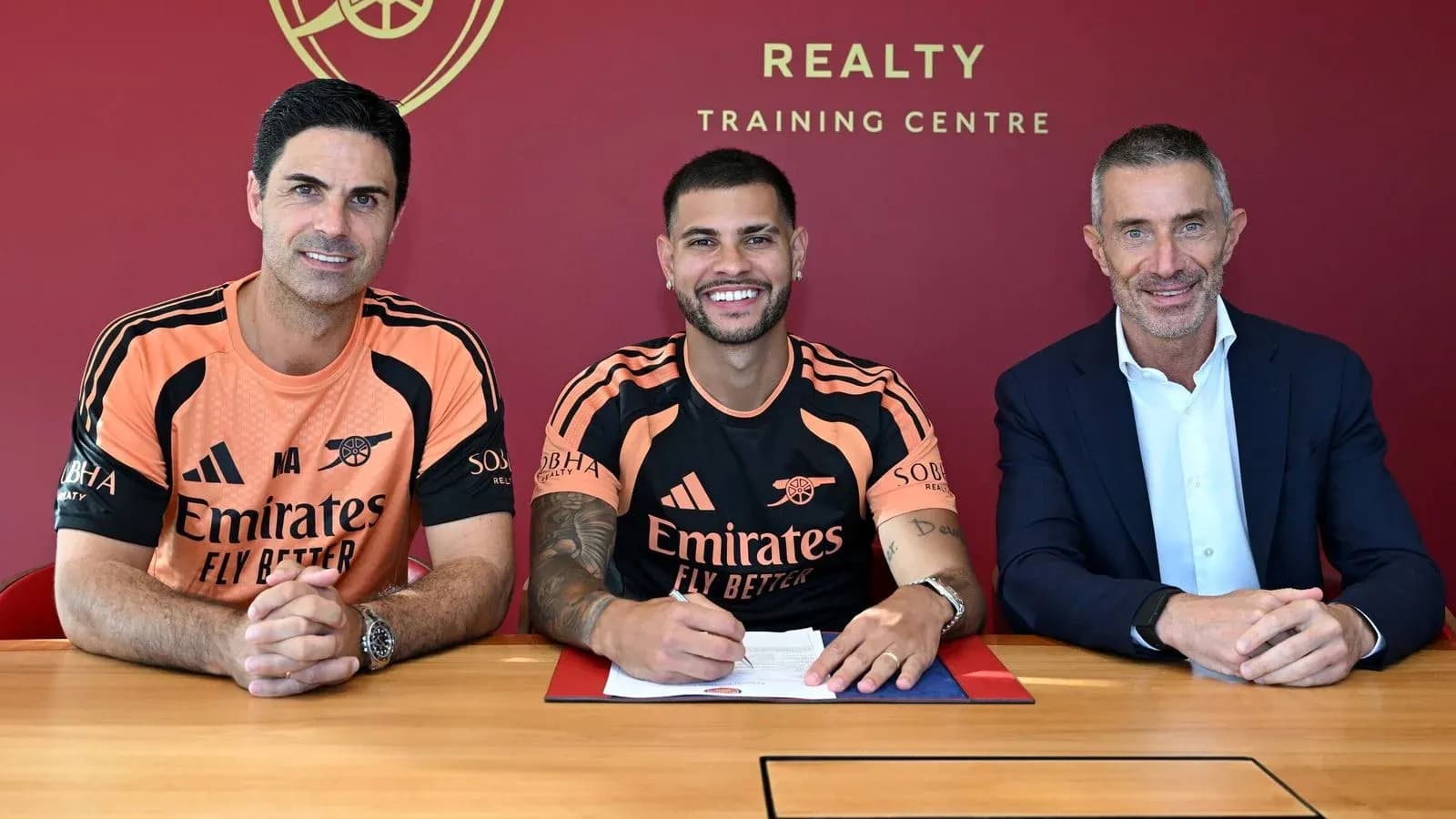 Игрок подписывает контракт с Arsenal в тренировочном центре