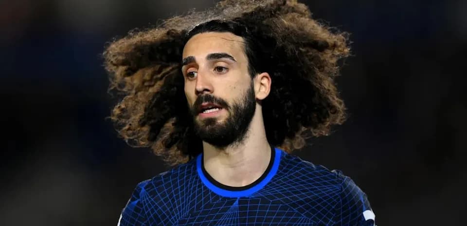 Игрок в синей форме Chelsea с кудрявыми волосами