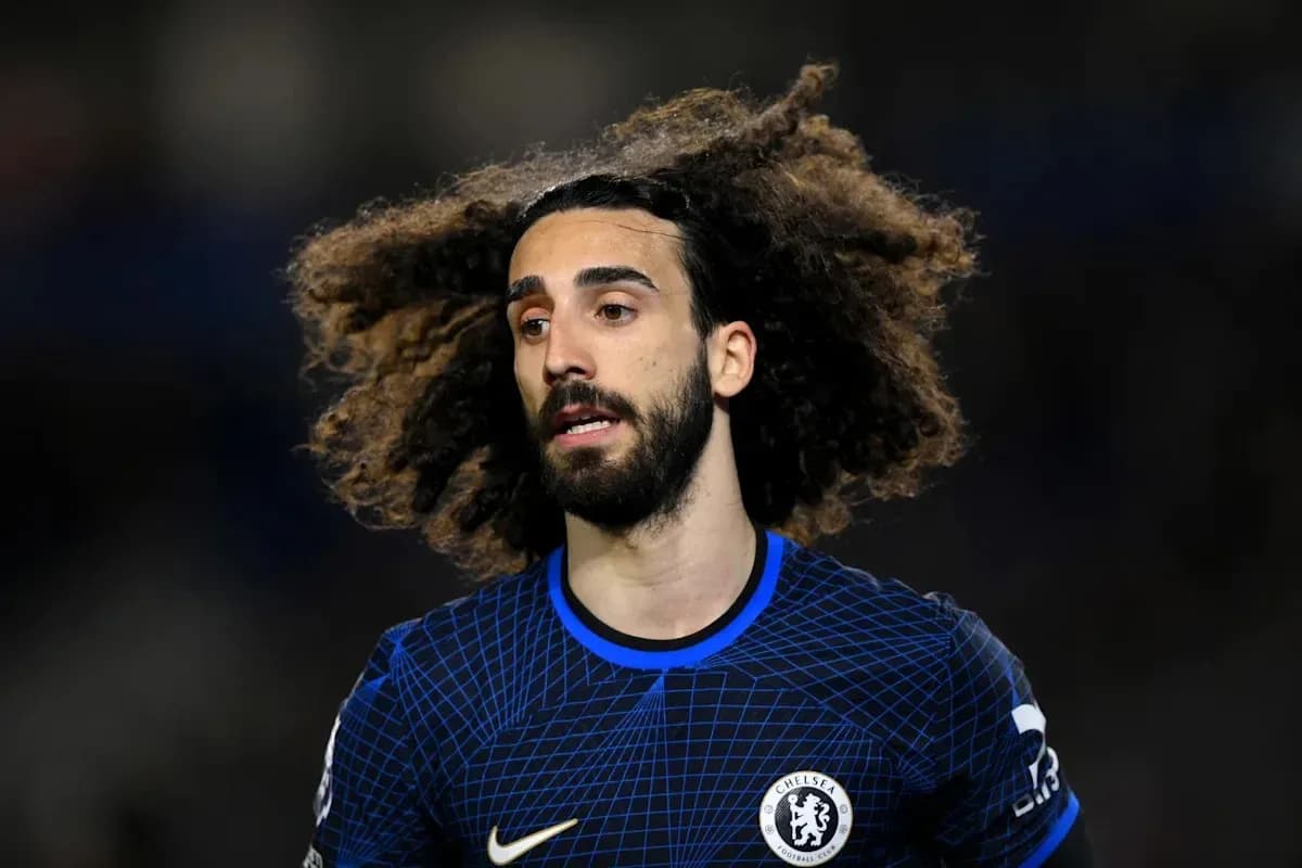 Игрок в синей форме Chelsea с кудрявыми волосами