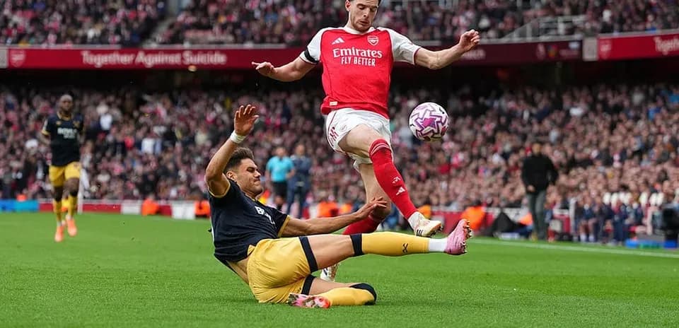 Игроки Arsenal и West Ham в борьбе за мяч