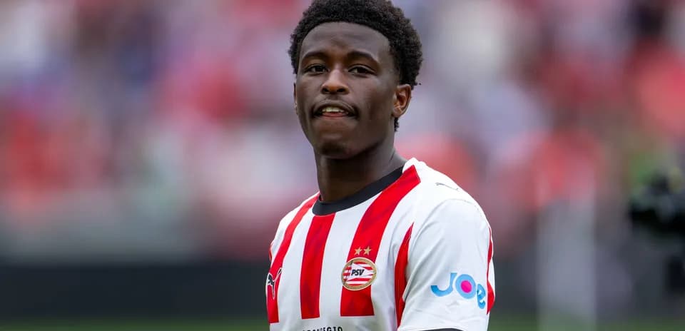 Игрок PSV в форме с красными и белыми полосами