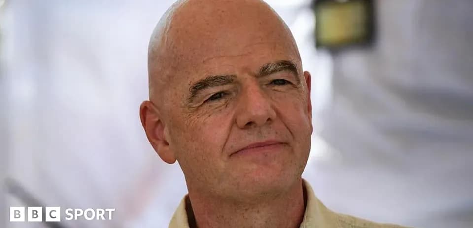 Человек с лысой головой на фоне белого занавеса