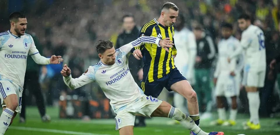 Игроки Астон Виллы и Фенербахче в борьбе за мяч
