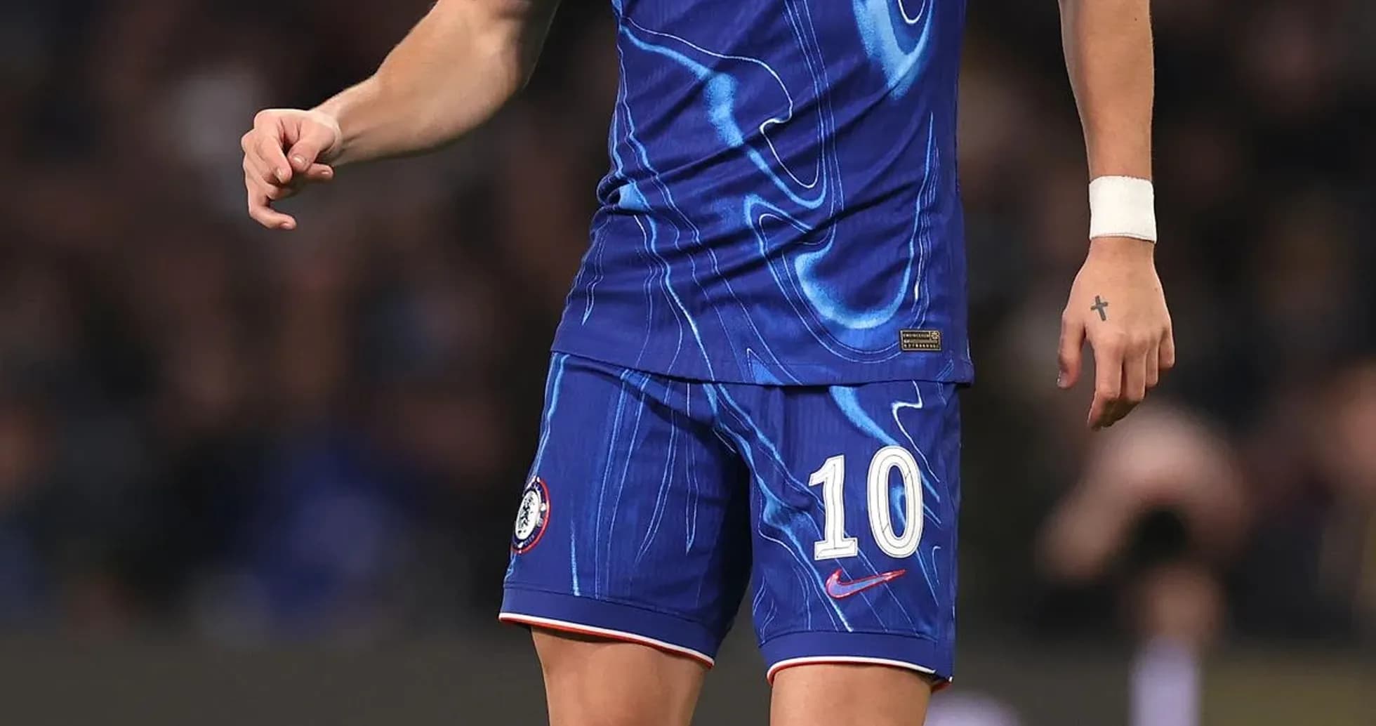 Игрок Chelsea с мячом на поле