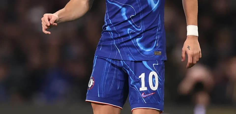 Игрок Chelsea с мячом на поле