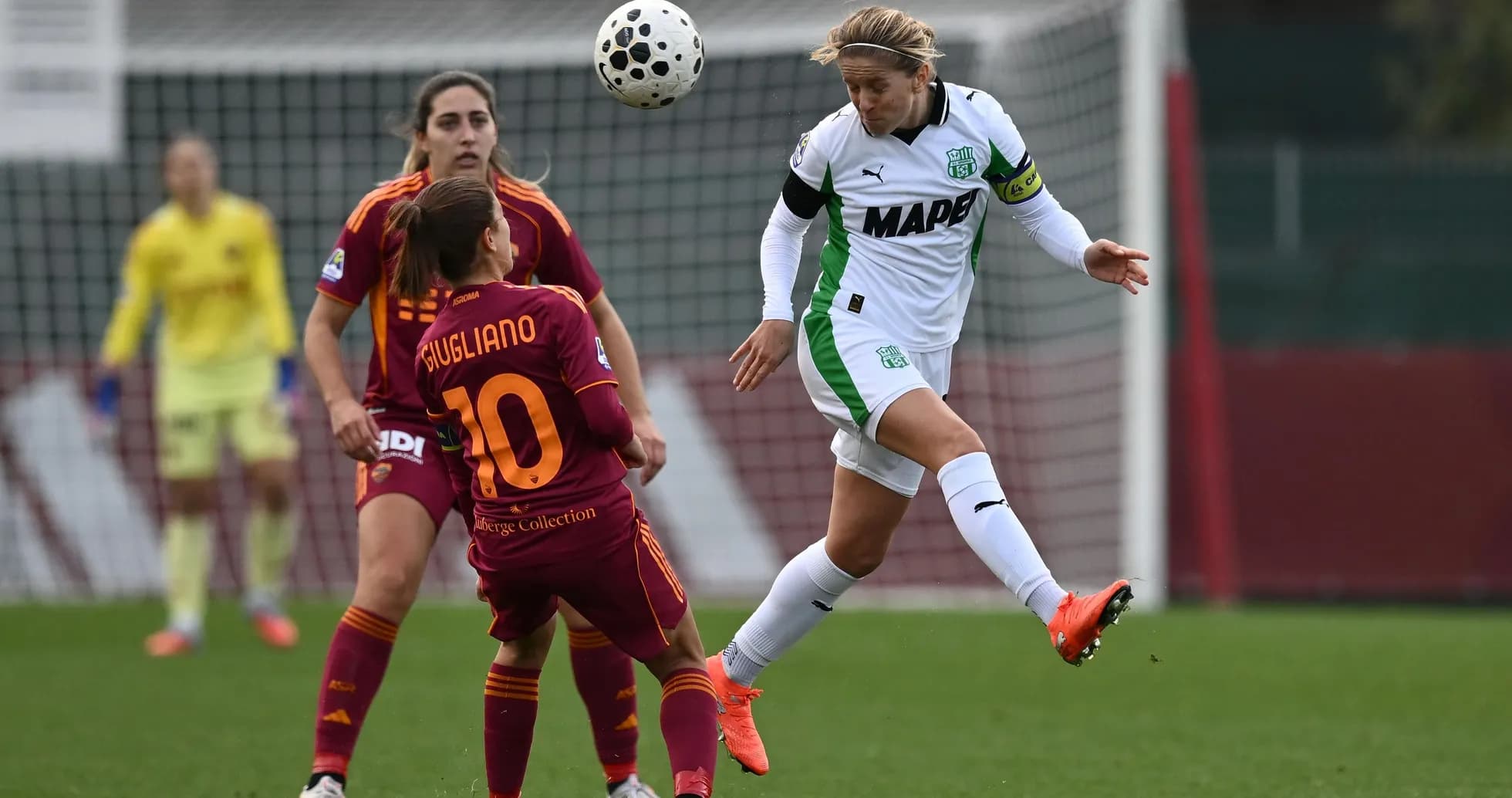 Игроки Sassuolo и Roma на поле