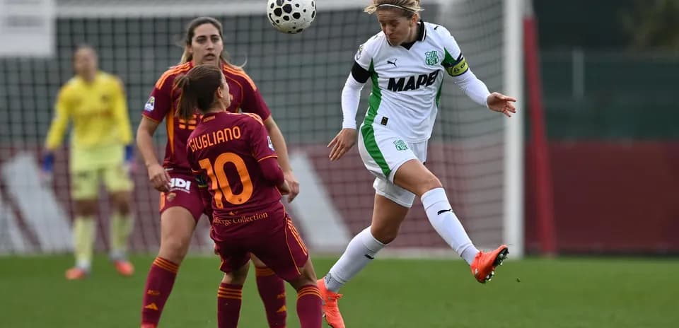 Игроки Sassuolo и Roma на поле