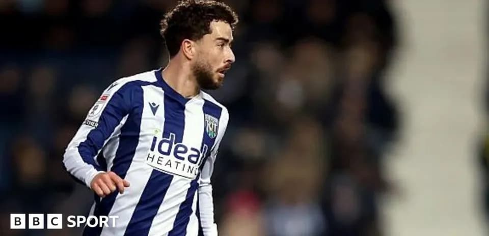 Игрок в форме West Bromwich Albion на поле