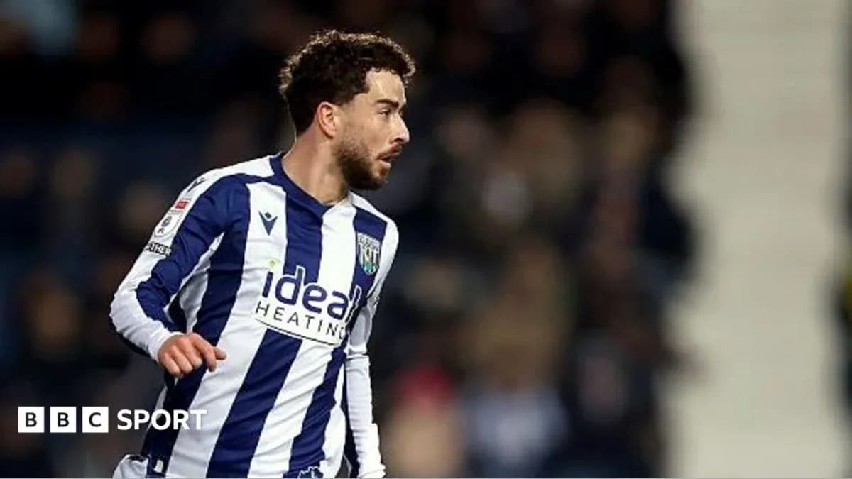 Игрок в форме West Bromwich Albion на поле