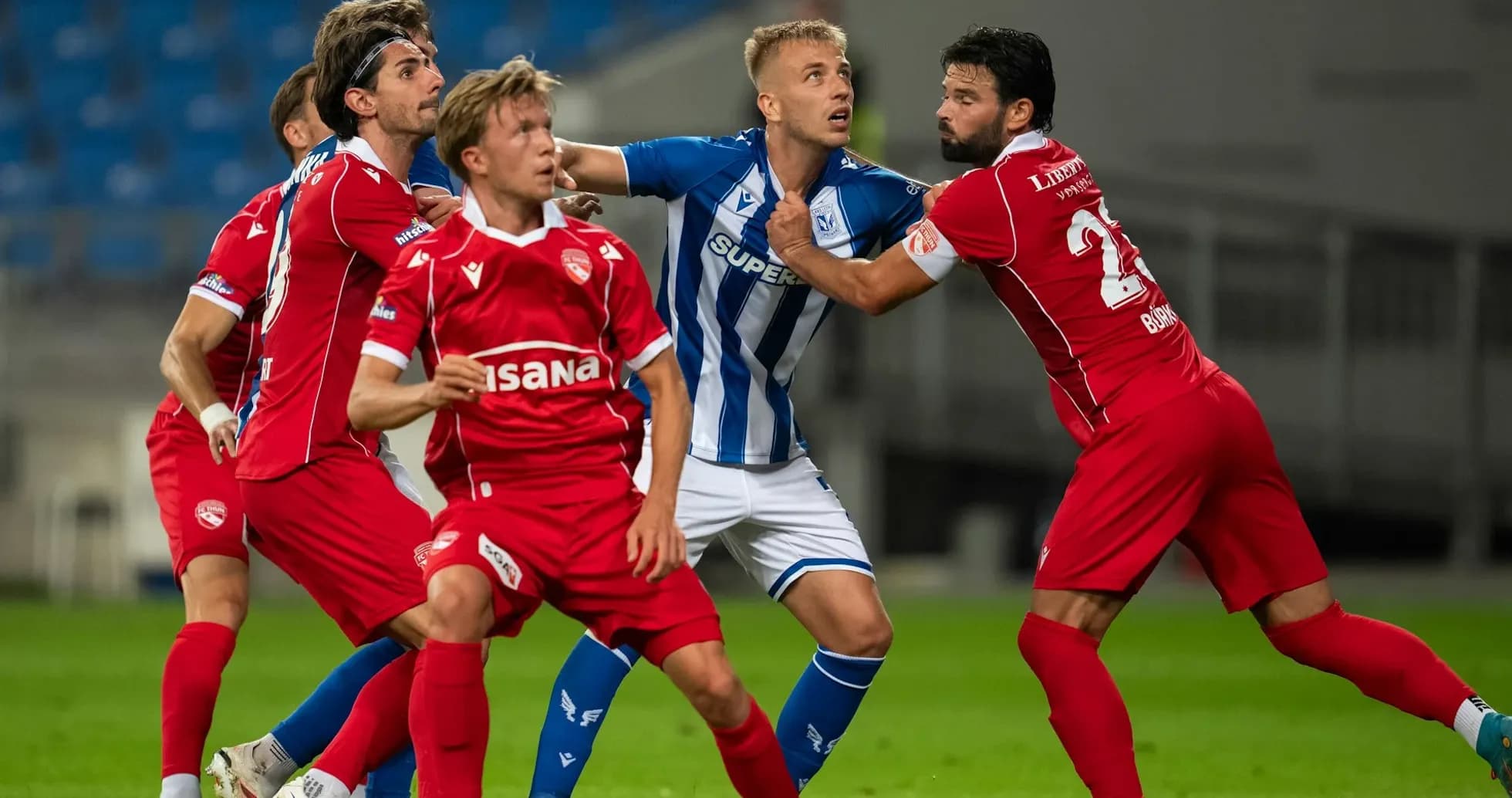 Игроки Lech Poznań и FC Thun в борьбе