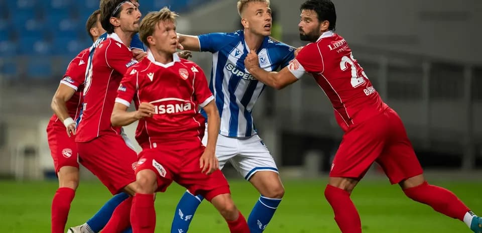 Игроки Lech Poznań и FC Thun в борьбе