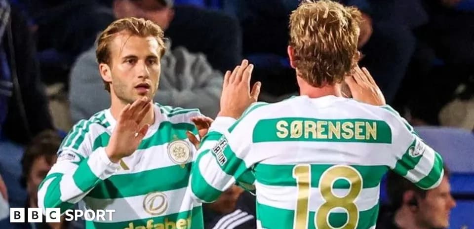 Игроки Celtic празднуют замену на поле