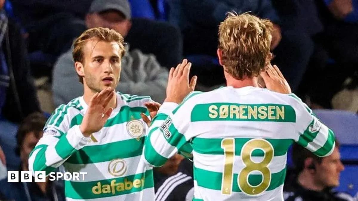 Игроки Celtic празднуют замену на поле