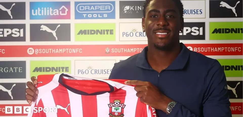 Игрок держит футболку Southampton FC на пресс-конференции