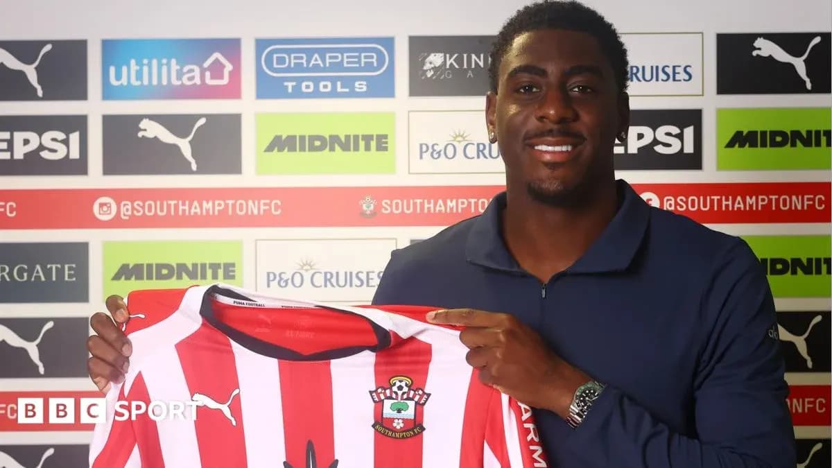 Игрок держит футболку Southampton FC на пресс-конференции