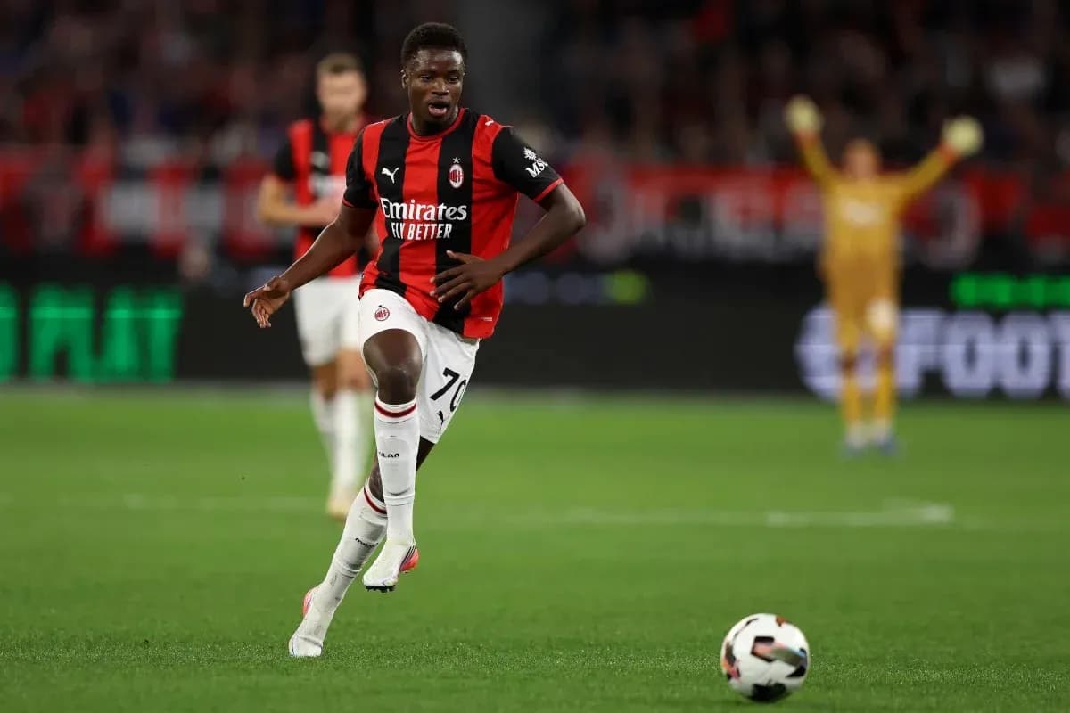 Игрок AC Milan бежит с мячом по полю