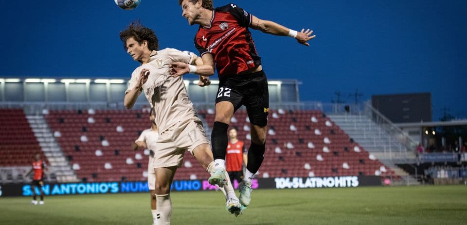 Игроки FC Tulsa и San Antonio в борьбе за мяч