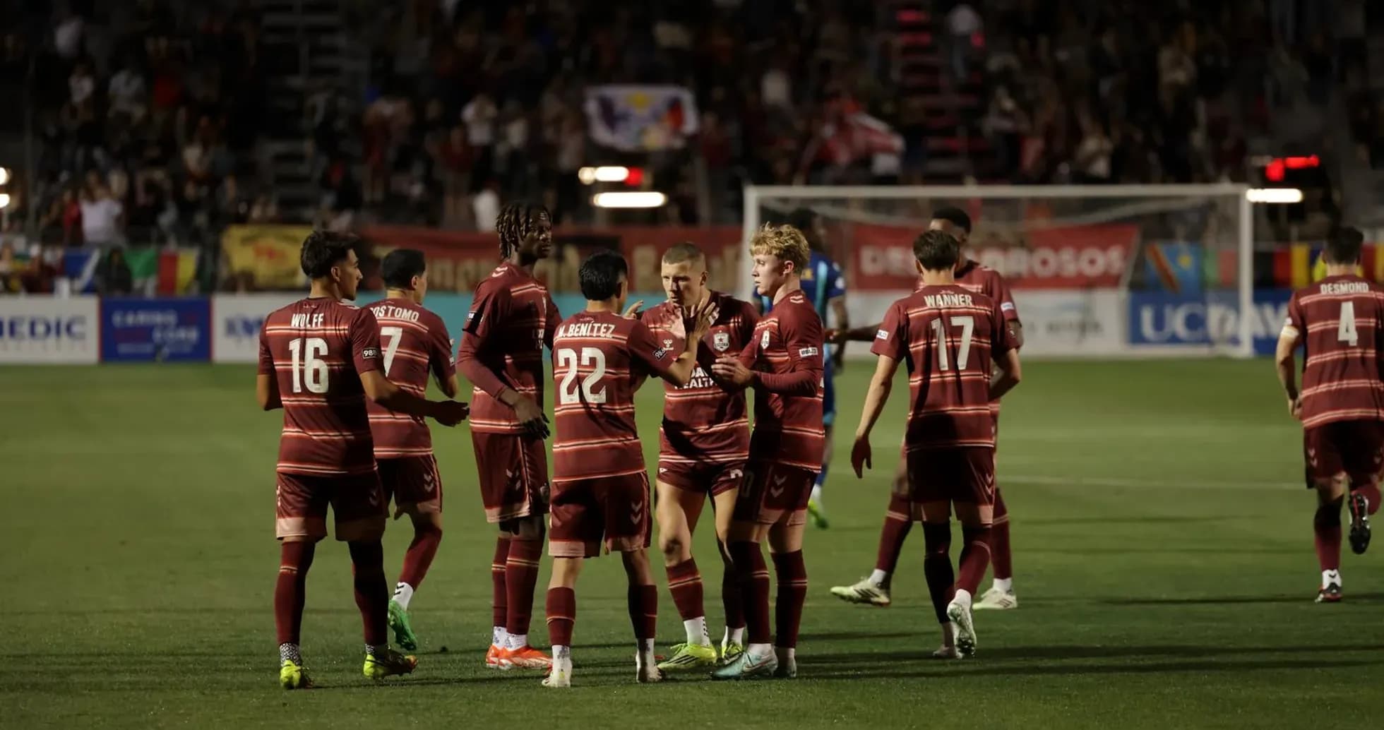 Игроки Sacramento Republic празднуют гол