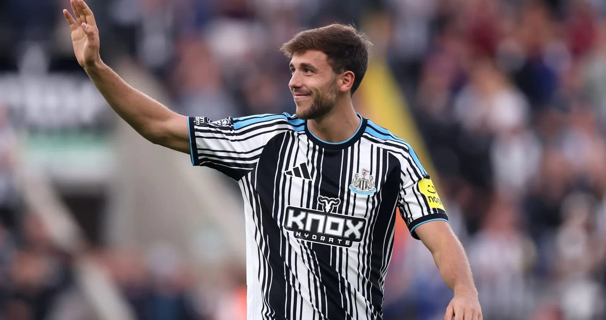 Игрок Newcastle United машет болельщикам на стадионе