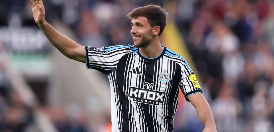 Игрок Newcastle United машет болельщикам на стадионе