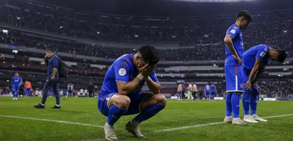 Игроки команды на поле после матча в расстройстве